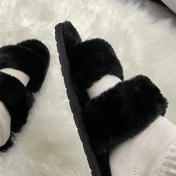 ✨New✨ Black Fuzzy Slippers - Picture 6 of 6